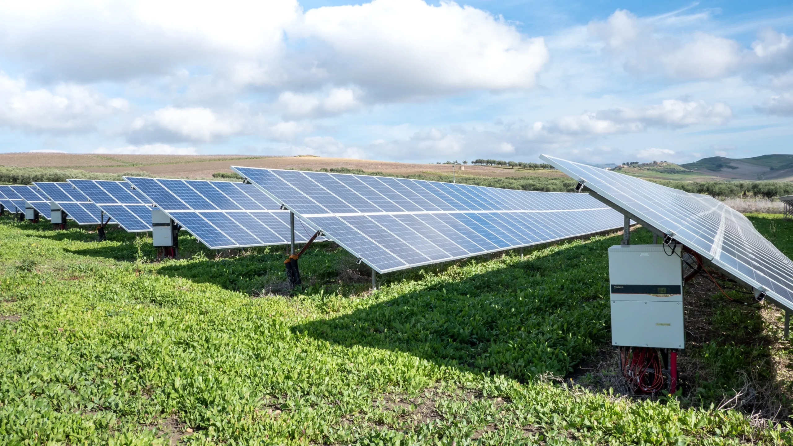 Green Sun - Solar For Social Peace, initié par Humanitarian Initiative for Technology and Indigenous Peoples (HITIP), électrifie les villages isolés du Mbam, Cameroun.